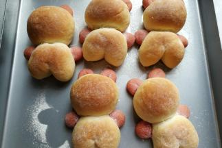 烤好的小兔面包出炉晾凉，面包晾凉后我们用刷子把表面的高粉刷掉。