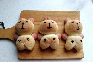 然后取少许黑可可粉用一点点开水溶开，再用牙签沾着可可粉溶液在面包上画出q萌表情。