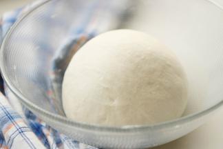 先和面，可以借助面包机来揉面，这样揉好的面团就不用醒发也没关系，揉面时候加一点盐，吃不出盐味，但是面团的延展性很好，可以擀的更薄更大。揉好的面团先醒发一会。