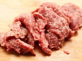 牛肩肉逆着纹理切成薄片。牛肉切的时候逆着纹理切，这样煎出来会比较嫩。