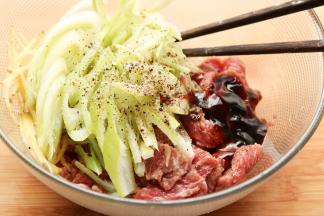 大葱切丝，姜也切丝，加到牛肉里，再加入蚝油、盐、黑胡椒碎、水淀粉等所有调料，搅拌均匀腌制20分钟。