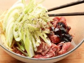 大葱切丝，姜也切丝，加到牛肉里，再加入蚝油、盐、黑胡椒碎、水淀粉等所有调料，搅拌均匀腌制20分钟。