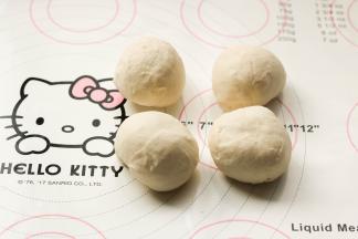 腌制牛肉的时候来做饼。面团醒发好之后，分成均匀的4份，分别揉圆，这样可以做四个牛肉卷饼，够两个人吃的很饱。