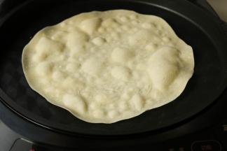 翻面再等大约2分钟，会看到这一面也鼓起更大的白色泡泡，再次翻面。