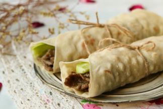 卷起来就可以开吃了。我家小朋友说比肯德基的肉卷好吃。