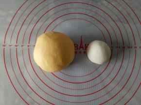 准备一个白色面团，一个黄色面团，分别揉透，揉至光滑