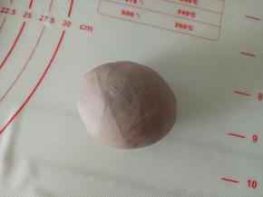 取大概50克白面团加入可可粉揉成可可面团