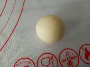 取15克黄色面团滚圆稍微压一下做狮子的头部