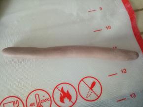 可可面团15克揉成长条状