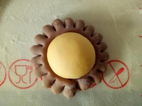 用刮板或刀切成一条条的，然后将边角用手指对捏一下（有种向日葵花的既视感）