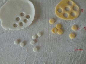 一小块白色和黄色面团擀薄片，用花嘴压出圆来作为狮子的耳朵，白色的比黄色的要小一点点