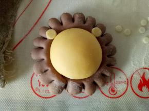 将黄色面片分别粘到狮子的耳朵处