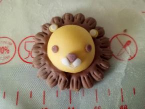 把眼睛，嘴巴也粘上（把周围的可可面团用刮板压出印子来，这样比刚才光的会更好看一点）