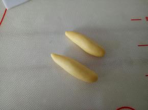 分别取1克黄色面团搓成上细下粗的椭圆状，作为狮子的腿