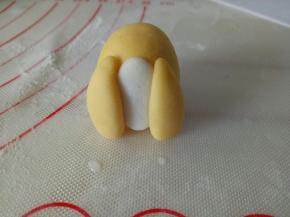 稍稍压扁一点，刷一点水粘到身体上