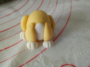 取白色面团适量揉成椭圆状，粘到脚部，用刮板压出脚的纹路来，这样更显逼真