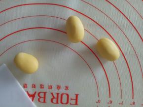 适量黄色面团揉成椭圆