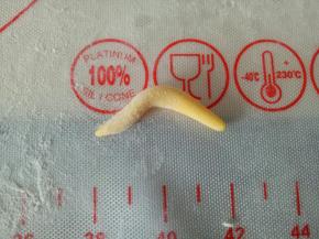 1克黄色面团搓成差不多筷子粗的细条作为狮子的尾巴