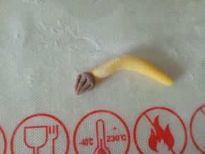 粘到尾巴末梢，用刮板压出纹理