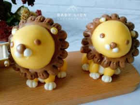 今天做的这款小狮子馒头是分别蒸的，蒸好后再进行组合，所以做到上一步就可以进行发酵咯，室温大概20分钟，轻按慢慢回弹就可以了，开水上锅中火蒸10分钟后关火闷5分钟左右