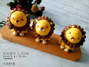 出锅后利用牙签将小狮子的头部和尾巴组装在一起，一只立体的卡通小狮子就诞生啦