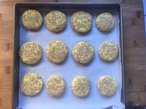 放入烤盘中，大的是包了豆沙，小的是原味的，放入预热好的烤箱180度，上下火，30分钟，进烤箱之前喷点水在表面，盖上锡纸，这样避免表面烤干，中途可以翻面继续烤