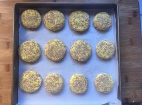 放入烤盘中，大的是包了豆沙，小的是原味的，放入预热好的烤箱180度，上下火，30分钟，进烤箱之前喷点水在表面，盖上锡纸，这样避免表面烤干，中途可以翻面继续烤