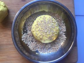 搓圆，稍微压扁，两面粘上白芝麻