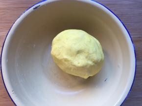 搅拌成团，无干粉状态