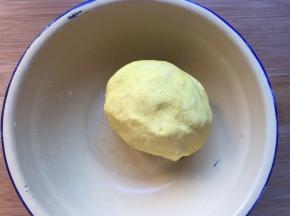 搅拌成团，无干粉状态