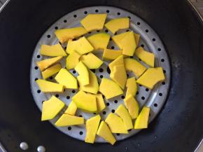 南瓜去皮去籽，切成片放入蒸格中蒸软