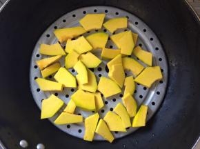 南瓜去皮去籽，切成片放入蒸格中蒸软