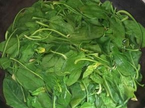 锅中放入水，烧开，放入菠菜，放入1小勺盐，焯2分钟即可。