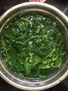 将焯过水的菠菜捞出，立即放凉水中过凉。