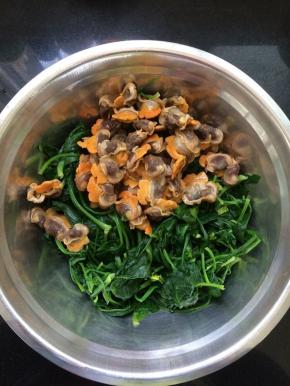 放入剥好的蛤蜊肉。