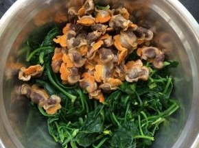 放入剥好的蛤蜊肉。