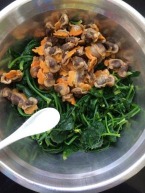 放入适量的盐。