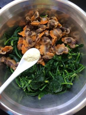 放入少许的鸡精。