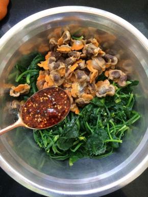 放入1大勺辣椒油。