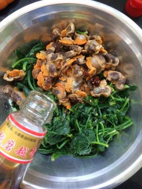 放入适量香油。