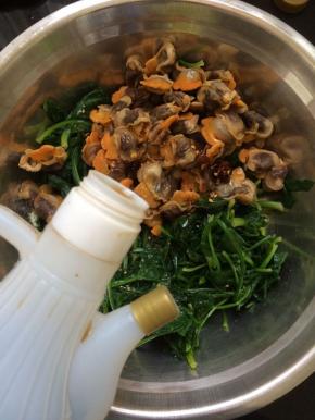 放入少许的醋调味。