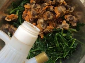 放入少许的醋调味。