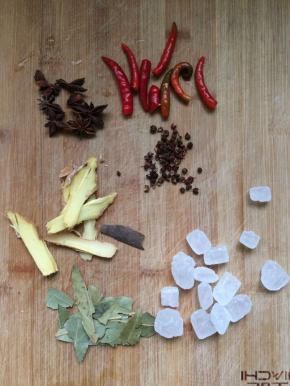 准备食材；姜切片，辣椒切斜段，八角，香叶，桂皮，冰糖，花椒备用。