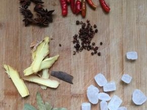 准备食材；姜切片，辣椒切斜段，八角，香叶，桂皮，冰糖，花椒备用。