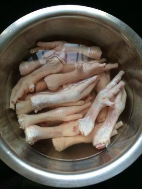 将鸡爪去掉指甲，洗净。