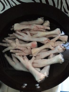 锅中放入水，放入鸡爪焯水，去掉多余的血水。