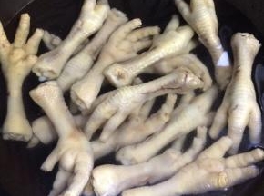 准备一个锅，放入水，放入焯过水的鸡爪。