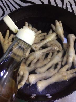 倒入适量的料酒去腥。