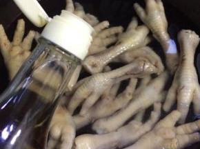 倒入适量的料酒去腥。