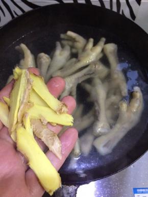 加入切好的姜片。